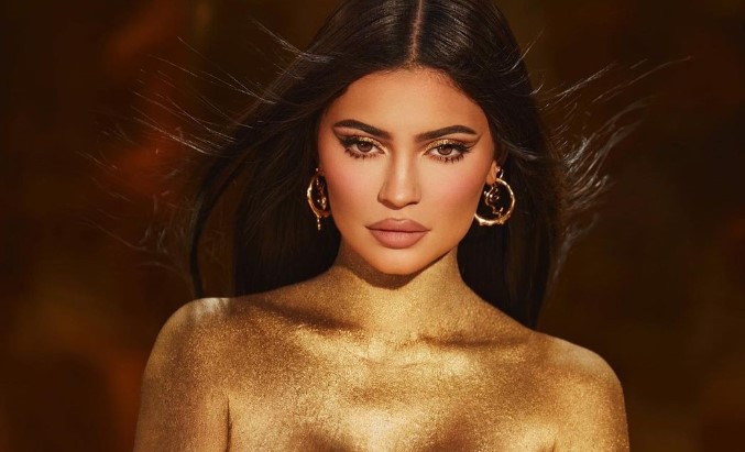 Kylie Jenner merr vëmendje me pozat topless duke promovuar koleksionin