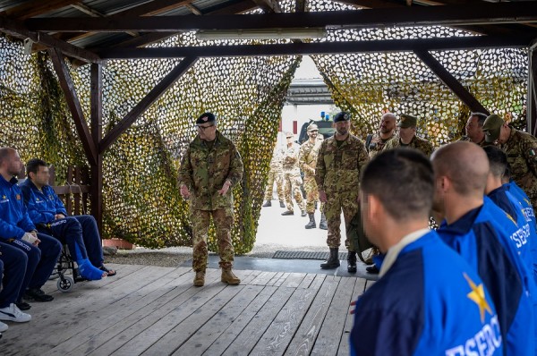 Komandanti i KFOR it viziton ushtarët italianë të plagosur në veri