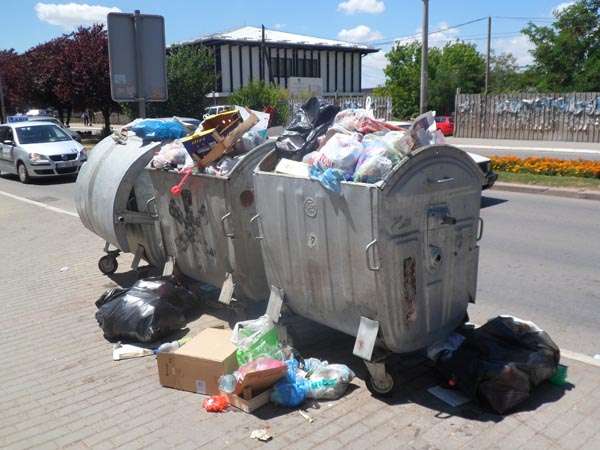 Skandali në Durrës: Kazanët e mbeturinave “mirëpresin” turistët tek Muzeu Arkeologjik Skandali në Durrës: Kazanët e mbeturinave “mirëpresin” turistët tek Muzeu Arkeologjik