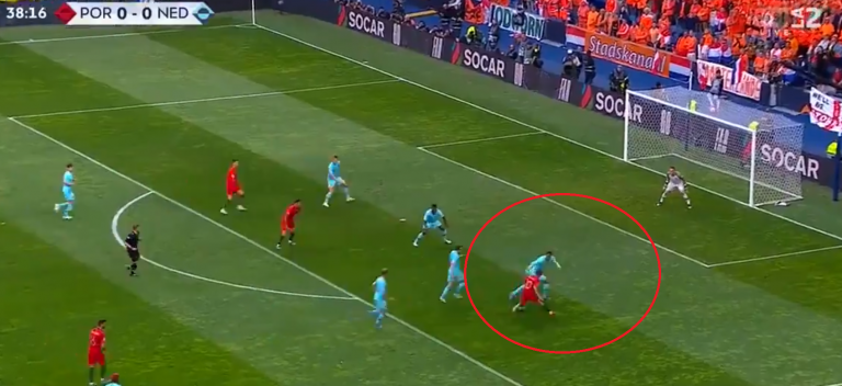 Momenti kur Bernardo Silva trullos Van Dijkun