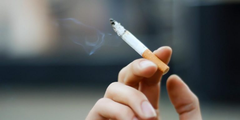 Si të largoni aromën e cigares nga shtëpia dhe mobiljet tuaja