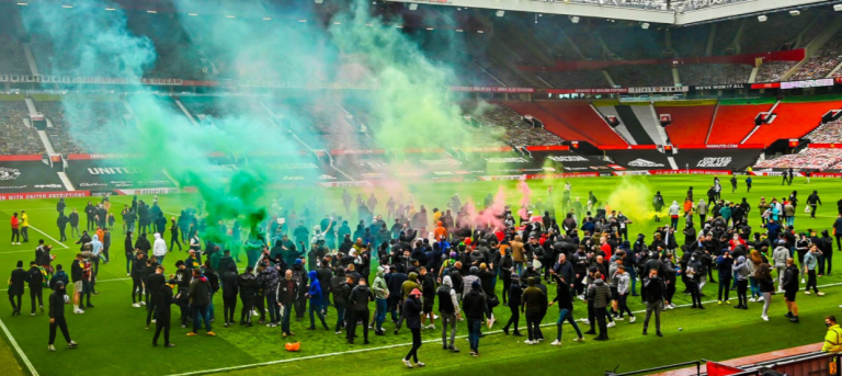 Shtyhet ndeshja United – Liverpool, shkaku i protestave të tifozëve