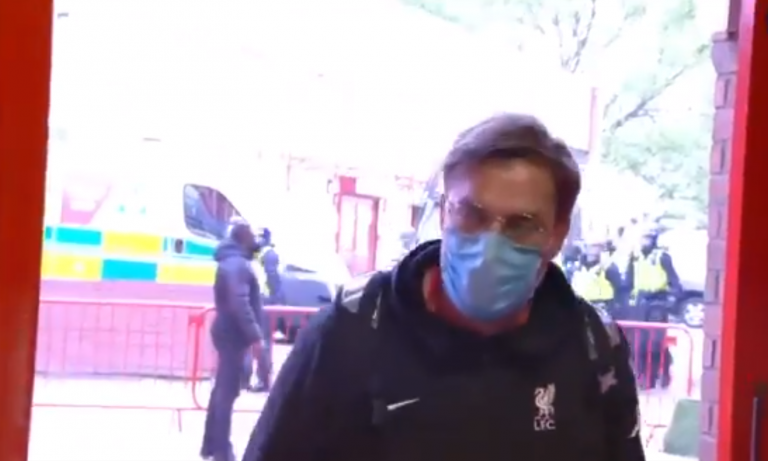 Klopp dhe lojtarët e Liverpoolit kanë arritur në “Old Trafford”