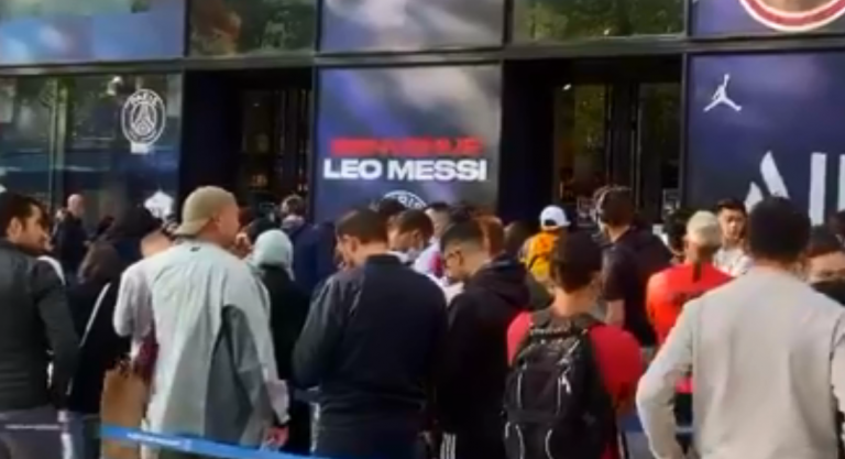 Qindra tifozë në pritje për të blerë fanellën e Messit