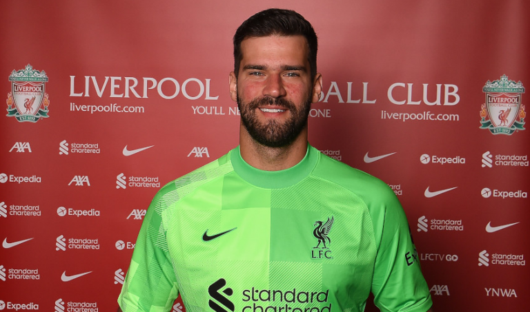 ZYRTARE: Alisson rinovon kontratën me Liverpoolin