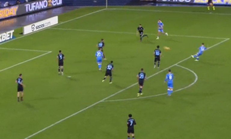 Mertens realizon supergol, Napoli leksion Lazios