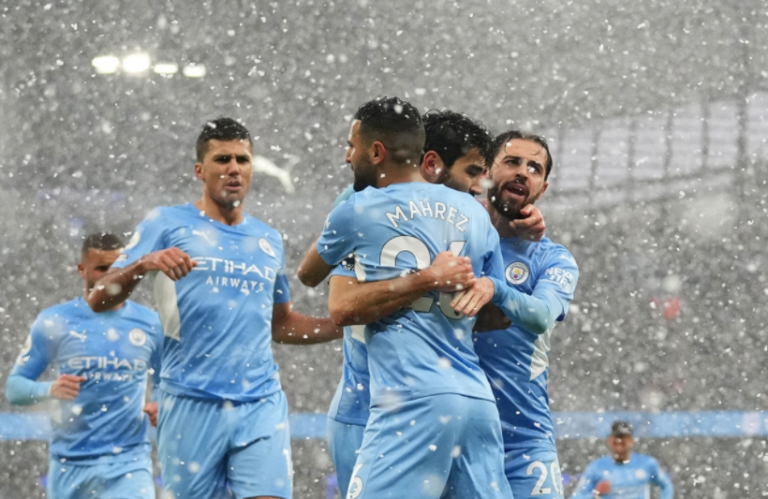 Manchester City triumfon ndaj West Hamit, i bën presion Chelseas