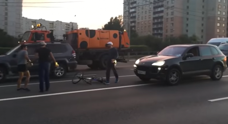 Dalin nga vetura dhe sulmojnë çiklistin, por ja çfarë iu ndodhi “të fortëve”