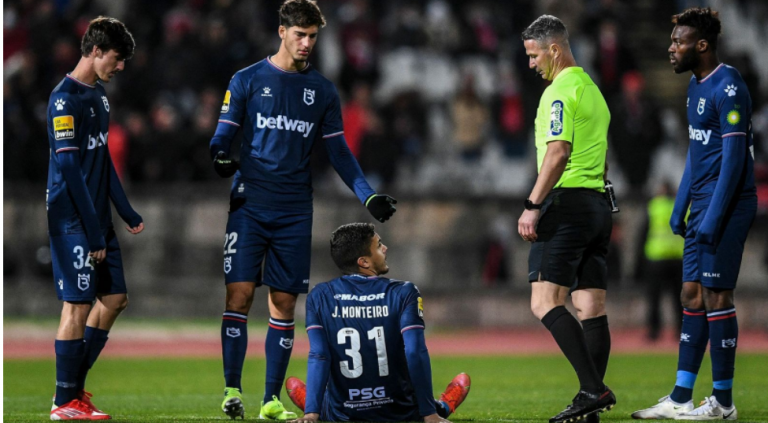 Ndeshja e Benficas u ndërpre me 7-0 pasi Belenenses e goditur nga Covid u reduktua në gjashtë lojtarë