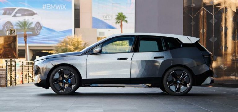 BMW-ja që po ndërron ngjyrën vetëm me një buton, nga e zeza në të bardhë për pak sekonda