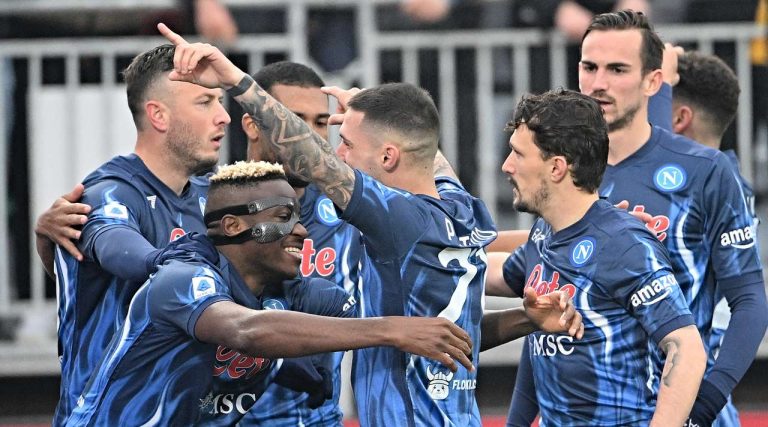Napoli triumfon ndaj Venezias – rikthehet në garë për titull