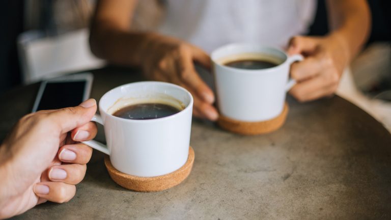 Shenjat që tregojnë se po pini kafe më shumë se sa duhet