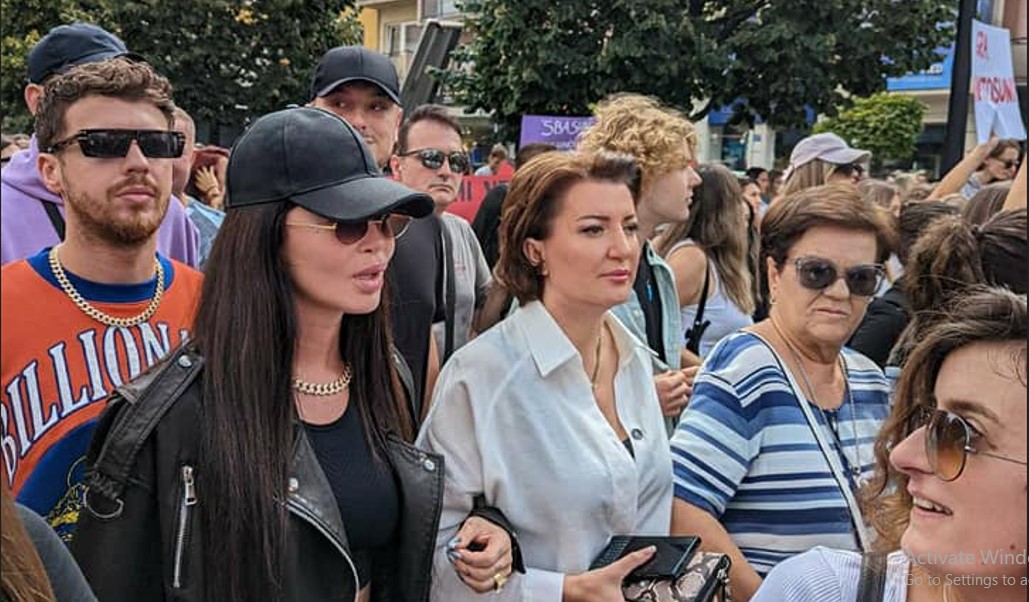 Ish presidentja Jahjaga dhe Dafina Zeqiri krah njëra-tjetrës në protestë -  Lajmi.net
