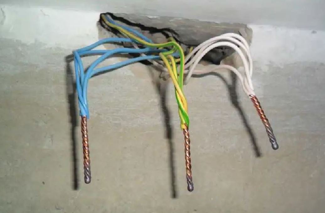 Как соединять проводку в коробке. Скрутка в распаечной коробке. Как соединять проводку в коробке. Расключение распаячных коробок. Клеммники ваго в распаечной коробке.