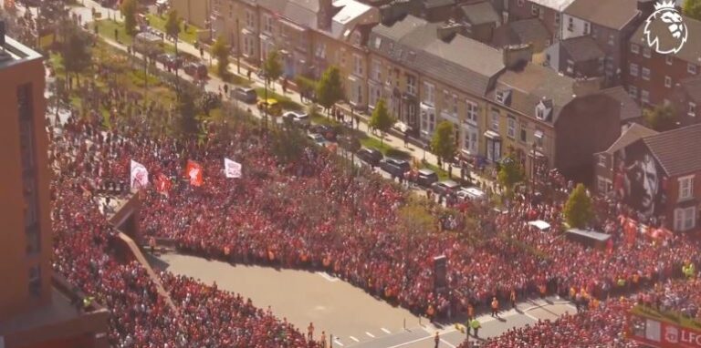 Pamje të mrekullueshme: Tifozët e Liverpoolit me pritje masive për ekipin e tyre, shumë pranë titullit kampion