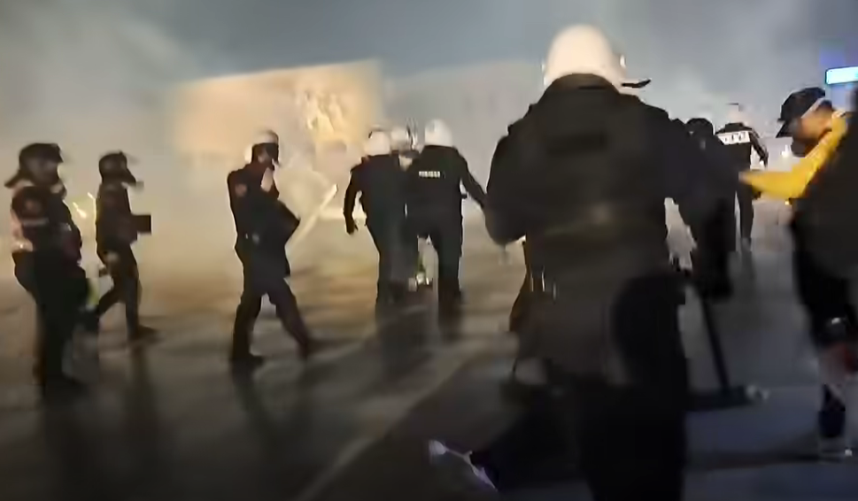 Pamje të rënda nga Tirana: Qytetari humb ndjenjat, forcat policore kalojnë anash tij pa i kushtuar vëmendje