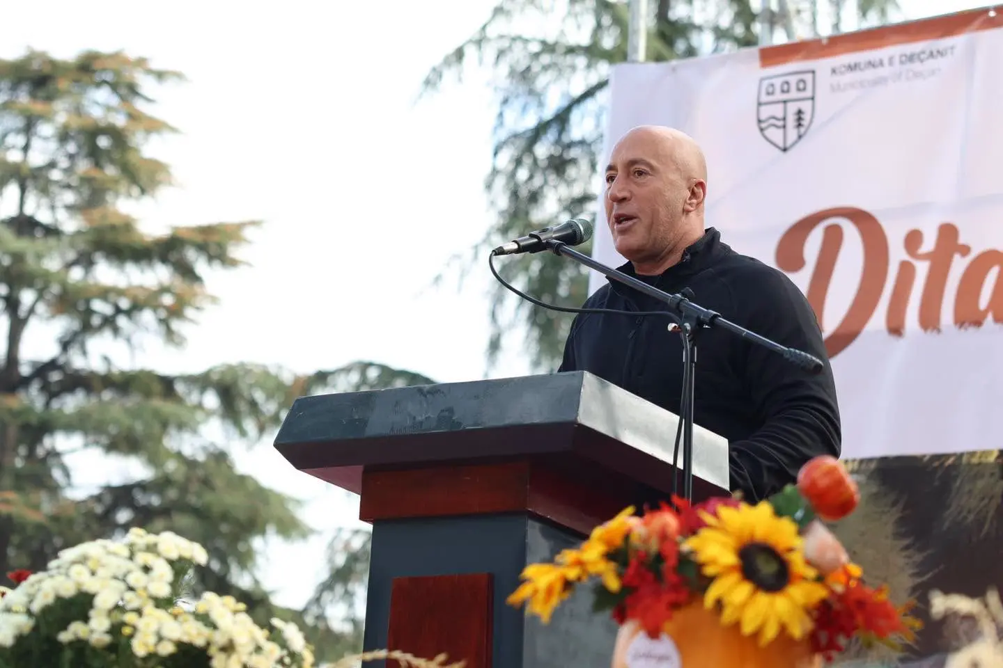 Haradinaj merr pjesë në “Ditën e Gështenjës” në Deçan, falënderon fermerët dhe kryetarin Ramosaj