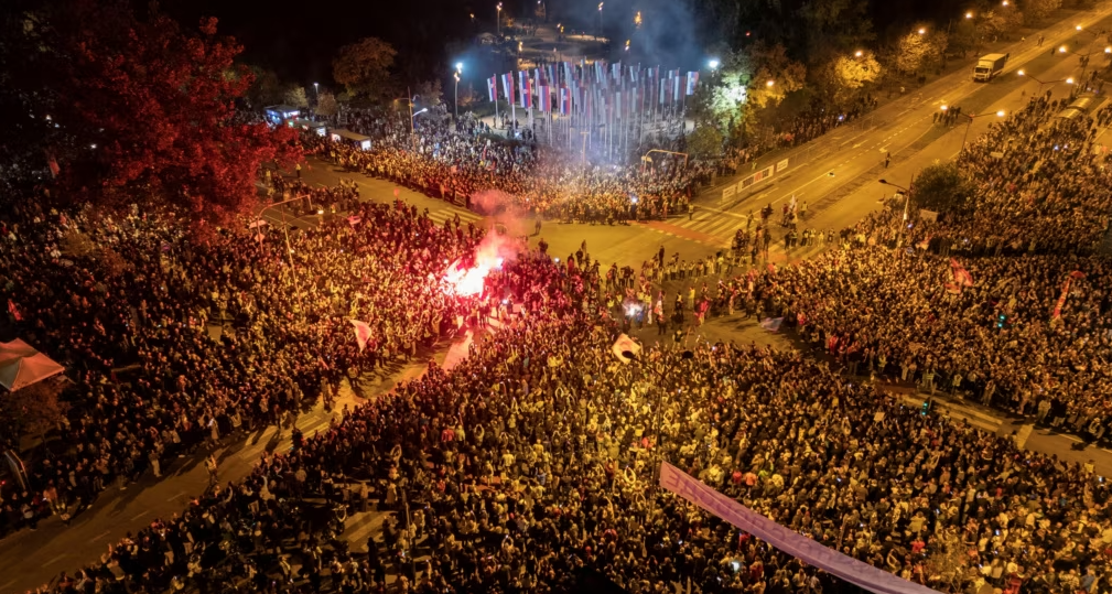 Freedom House: Pushteti në Serbi shtypi protestat e organizuara përmes mjeteve digjitale