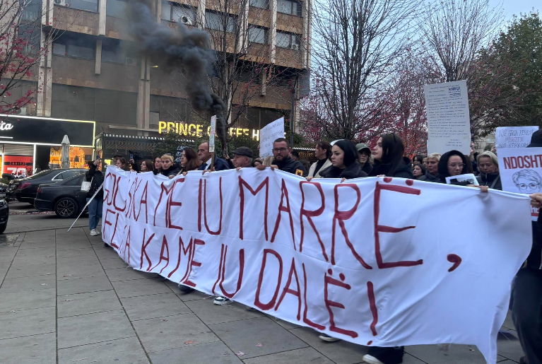 Protesta për të dytën ditë në Prishtinë, kërkohet dorëheqja e Donika Gërvallës dhe Xhelal Sveçlës