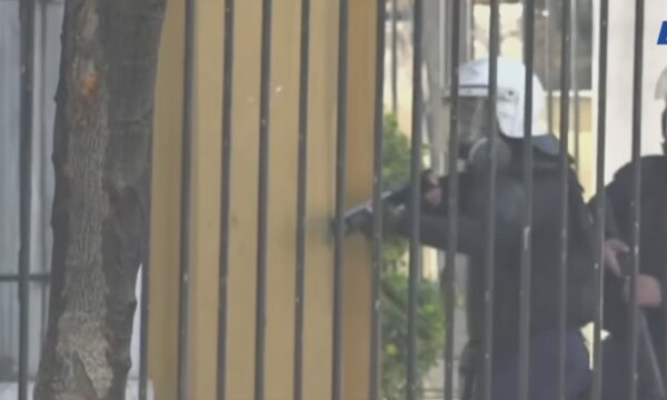 Raportohet se policia po i gjuan me plumba gome protestuesit te Ministria e Arsimit në Tiranë