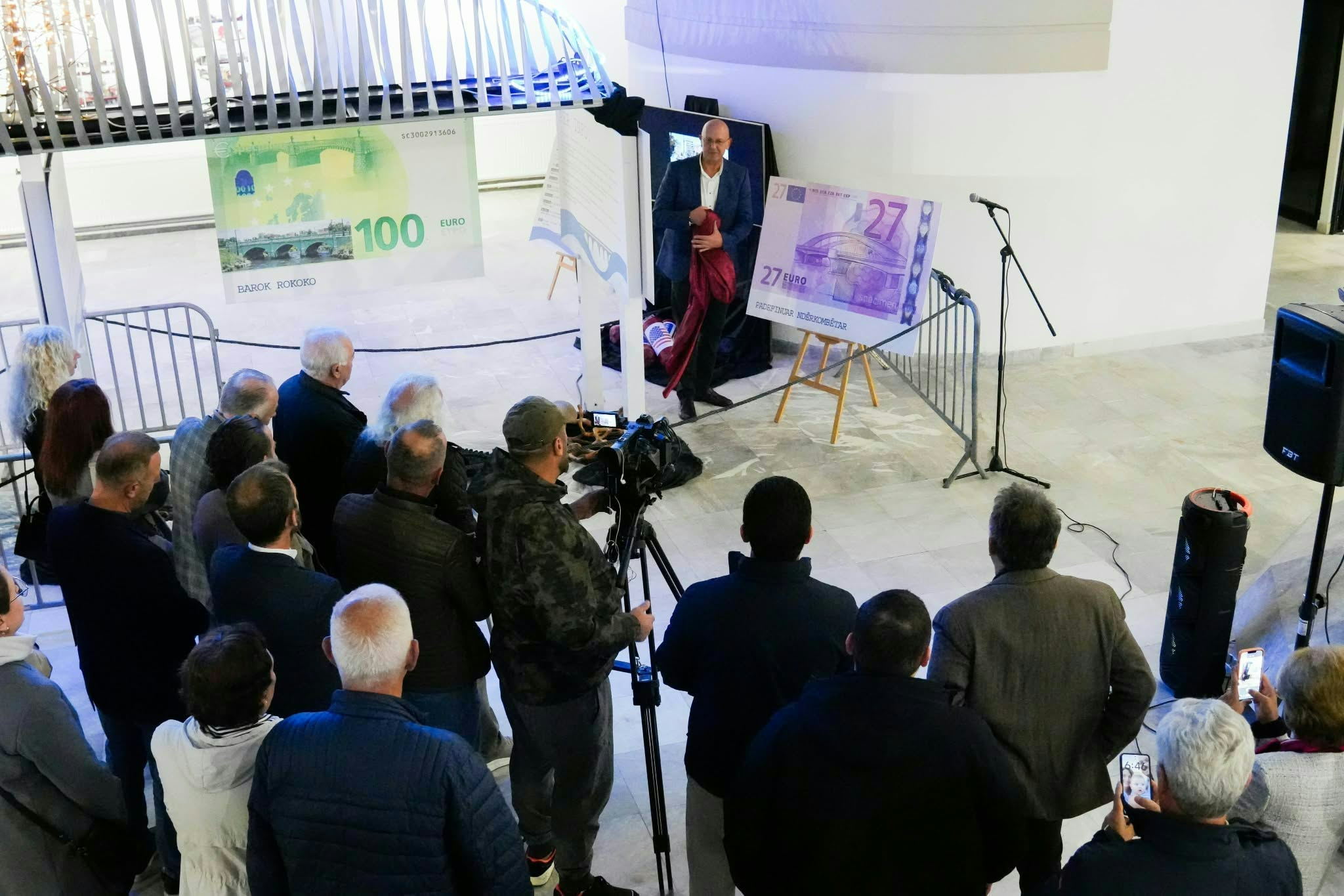 “€URAT”, instalacioni artistik që rikthen vëmendjen te ura e mbyllur e Ibrit në Mitrovicë