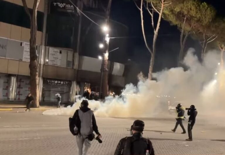 Tensione para Kryeministrisë, policia shpërndan protestuesit me gaz lotsjellës – Përplasje edhe me gazetarët