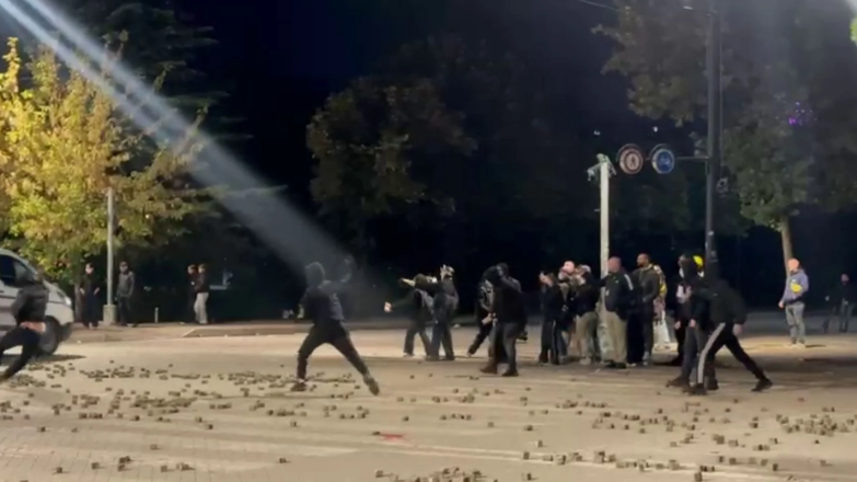 Tensione te zona pranë ish-hotel Dajtit në Tiranë, protestuesit godasin me gurë automjetet e policisë që kalojnë