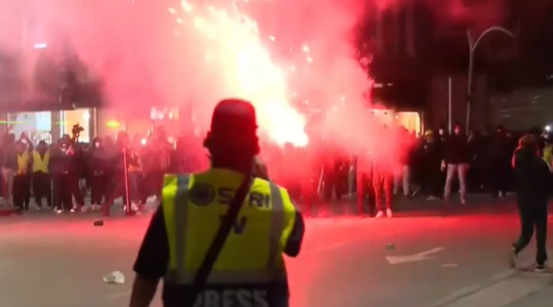 Përshkallzohet protesta në Tiranë, protestuesit hedhin breshëri fishekzjarrësh drejt policisë