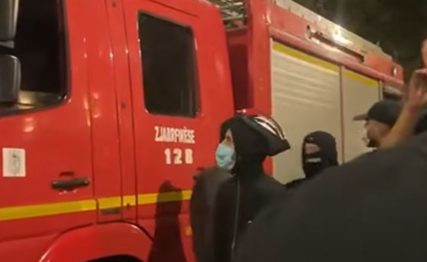 Protestuesit në Tiranë shkatërrojnë çdo gjë që gjejnë përpara, një i ri tenton të dëmtojë edhe zjarrfikësen – shoqërohen disa protestues