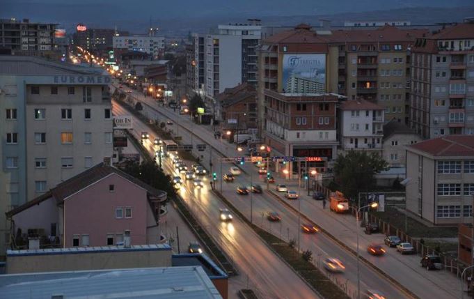 Barna, telefona e bizhuteri pa dokumente në një kombi në Fushë Kosovë, dy të dyshuar përfundojnë në mbajtje