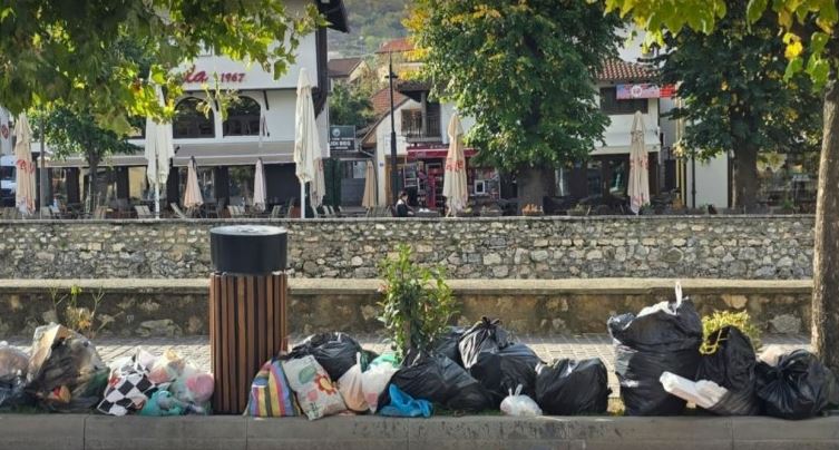 Grumbullimi i mbeturinave ndalet në Prizren, Suharekë, Malishevë e Rahovec për shkak të borxheve ndaj deponisë