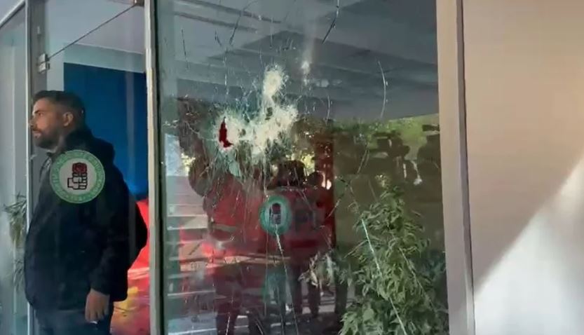 Gurë drejt selisë së PS-së, policia shpërndan protestuesit me gaz lotsjellës