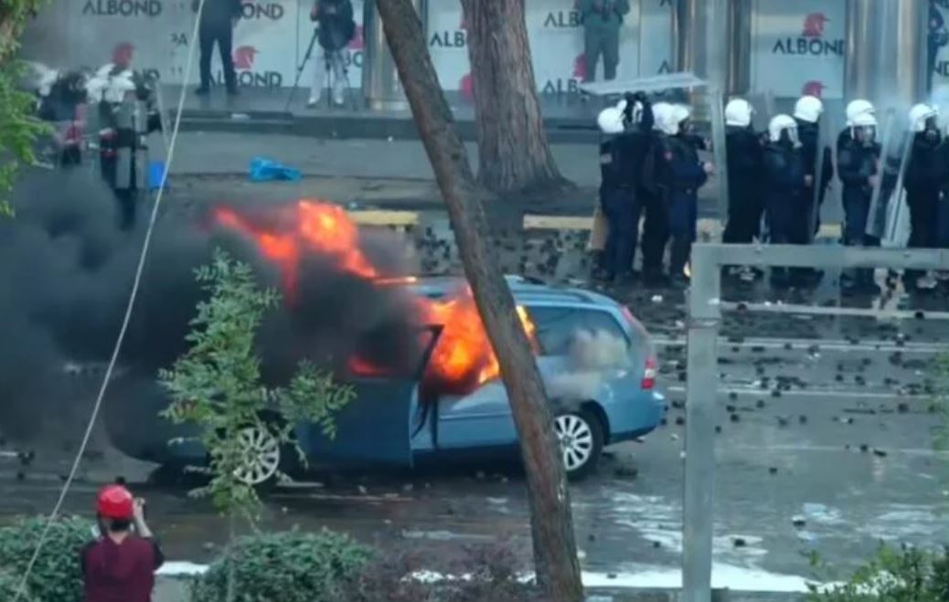 Protestuesit në Tiranë e djegin një veturë, policia detyrohet të tërhiqet me shpejtësi