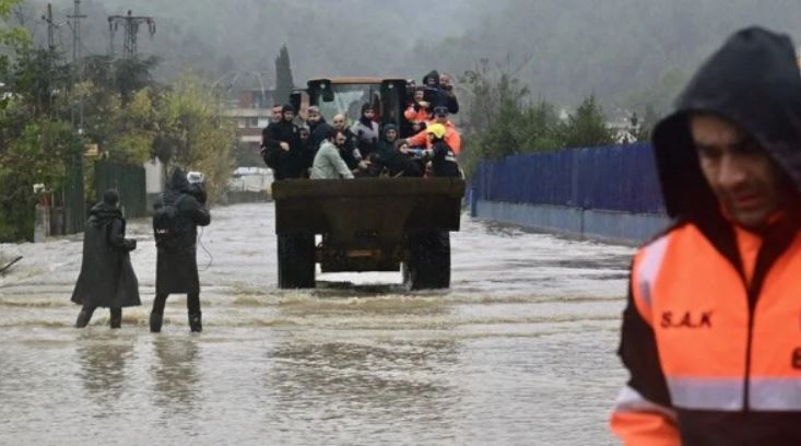 Rëndohet bilanci i përmbytjeve në Stamboll, tre të vdekur dhe katër të zhdukur