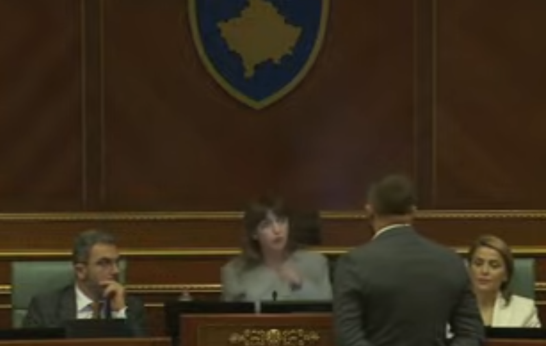 Përplasje mes Haxhiut dhe Lushtakut në Kuvend, kryeparlamentarja ia kujton akuzat dhe incidentin e kaluar
