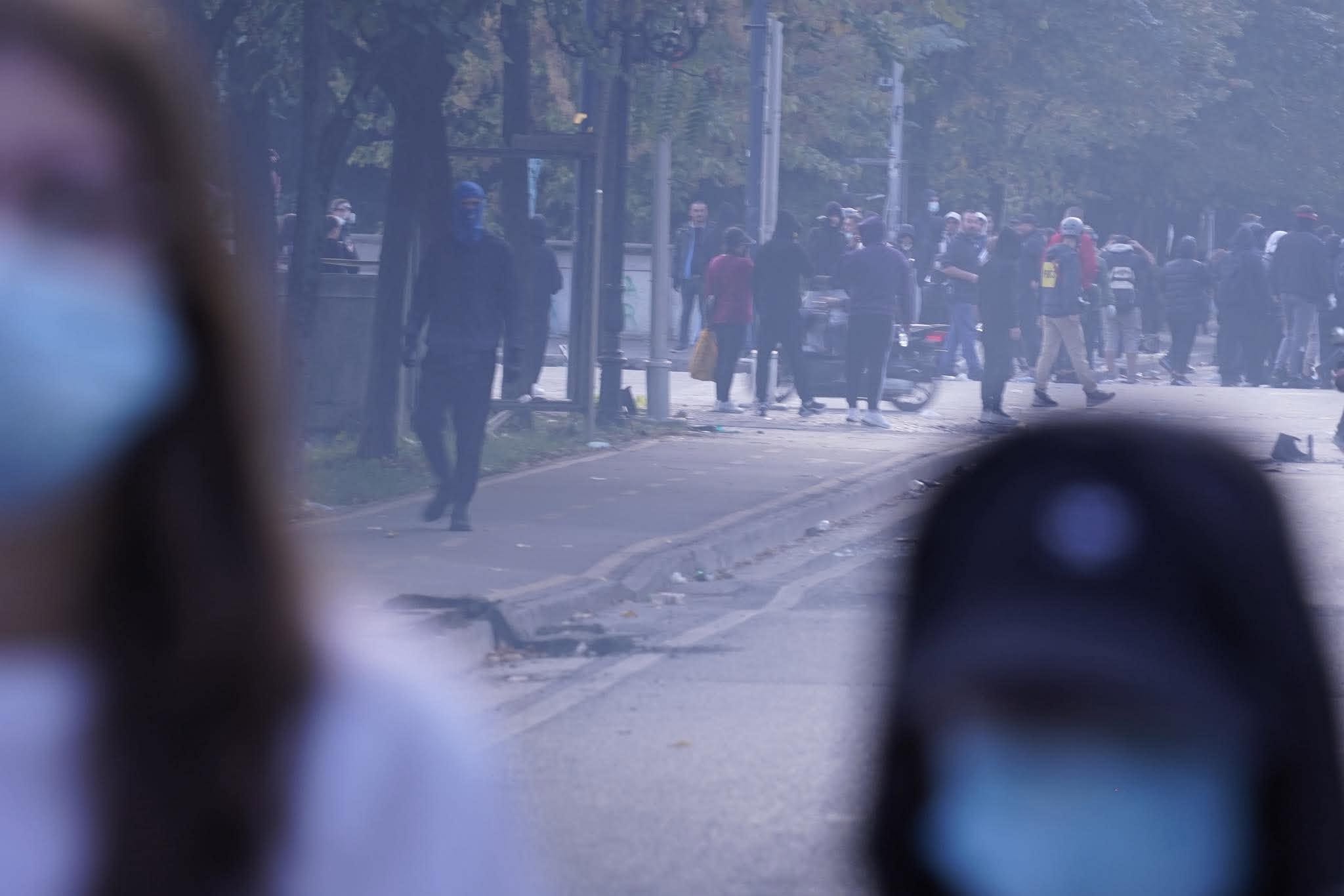 Live nga Tirana: Protestuesit ende në rrugë – shihen forca të policisë e ambulanta