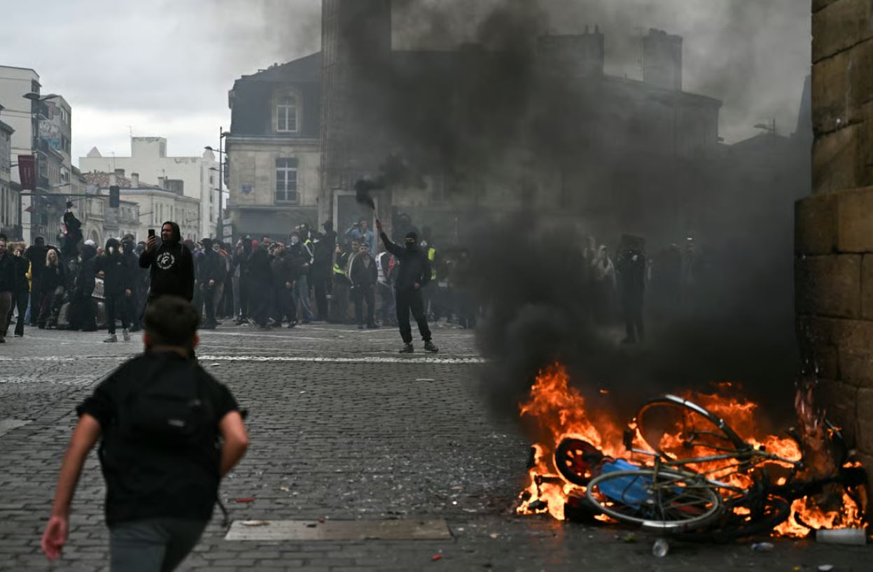 Dhunë në protestat në Francë, digjen makina e plaçkiten dyqane, mbi 270 të arrestuar