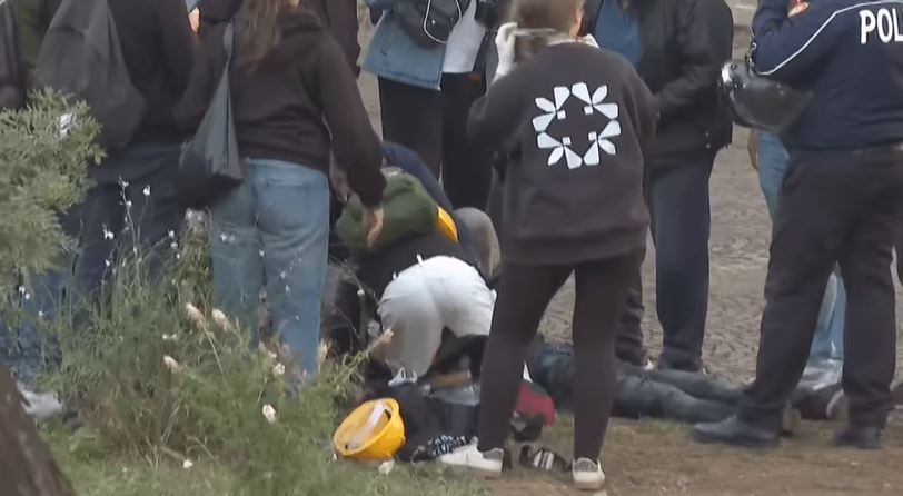 Përplasje të ashpra në Tiranë, një protestues i humb ndjenjat, qytetarët mundohen ta mbajnë në jetë