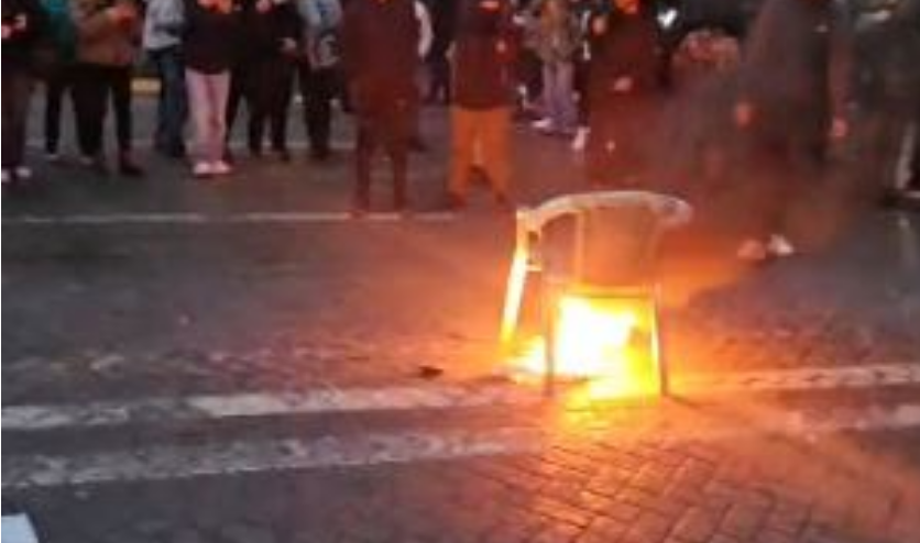 Tensione në bulevardin e Tiranës, protestuesit refuzojnë dialogun dhe i vënë flakën një karrigeje