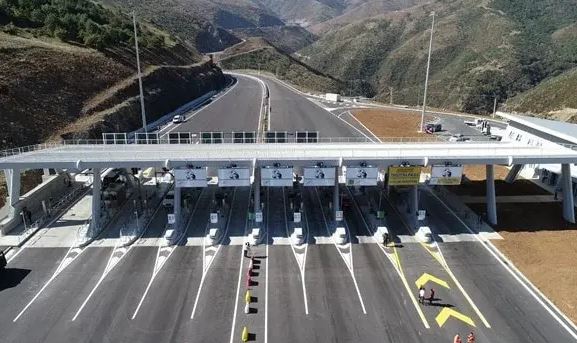 Ministria shqiptare për lajmet për rritje të tarifës në Rrugën e Kombit: Të pavërteta, s’ka plan për ndryshim të çmimit