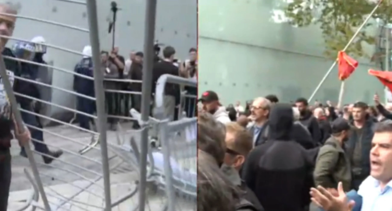 Tiranë: Protestuesit shembin gardhin metalik pranë Kuvendit, përplasje me FNSH-në