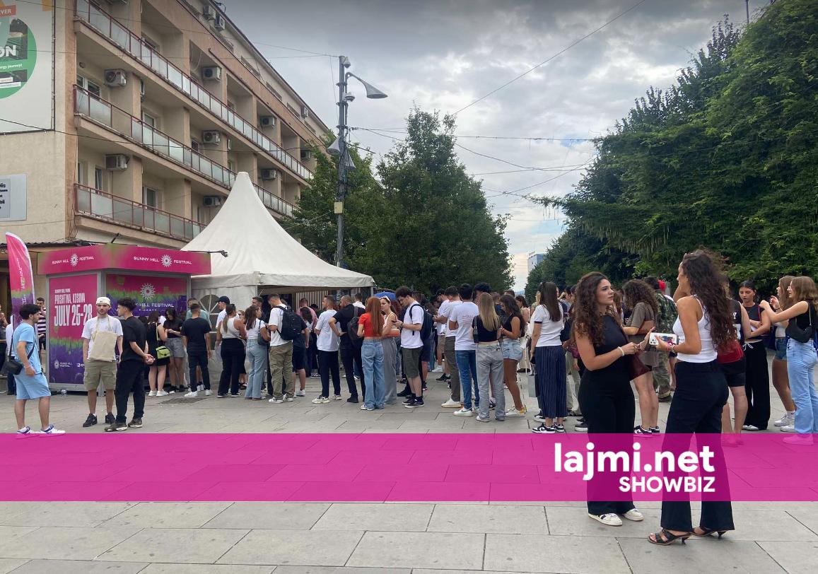 Turma e njerëzve bllokon sheshin “Zahir Pajaziti”, radhë të gjata për të blerë biletën e SunnyHill Festival