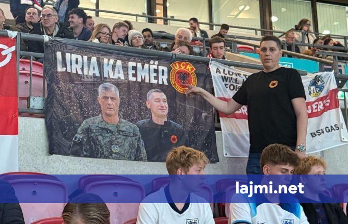 Baneri  Liria ka emër  me foton e Thaçit e Veselit vendoset në  Wembley 