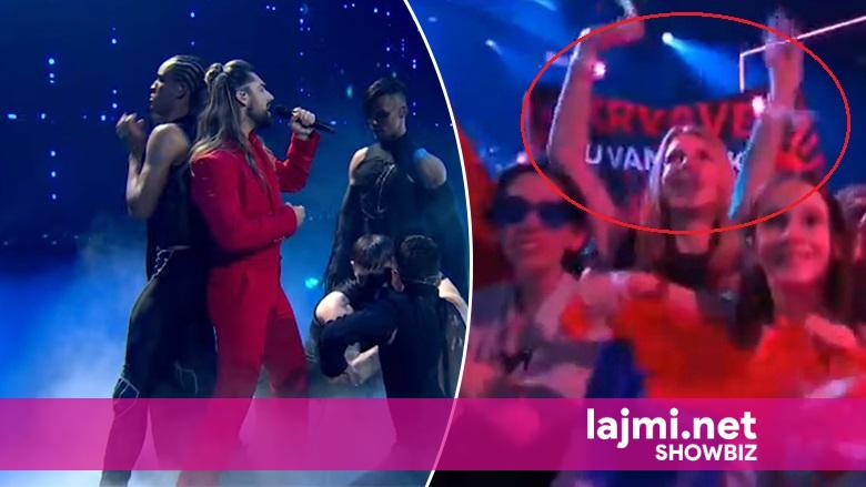 “Duart tuaja janë të përgjakura” – pankartë e fuqishme kundër Serbisë gjatë performancës së artistit serb në ‘Eurovision 2025’