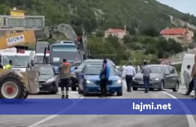 Makina të shumta në radhë  rihapet tuneli i Llogarasë  pa pagesë gjatë sezonit veror
