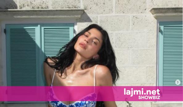 Kylie Jenner me rroba banje që i lë pak vend imagjinatës