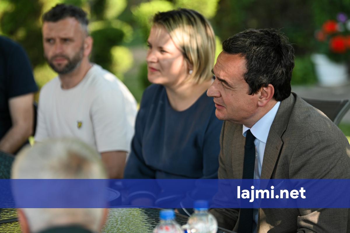 Kurti viziton familjen e ish policit Arbnor Spahiu i cili ditë më parë u arrestua nga autoritetet serbe