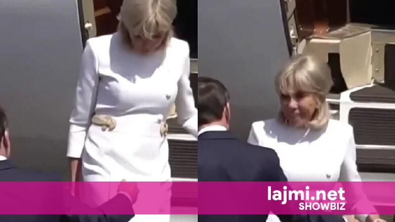 Një tjetër moment i pakëndshëm, kësaj radhe në Aeroportin e Londrës – Brigitte Macron refuzoi dorën e burrit të saj kur zbriti nga avioni