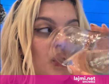 E vunë re që ishte aty, restoranti lëshon tetë herë radhazi këngën e Bebe Rexhës