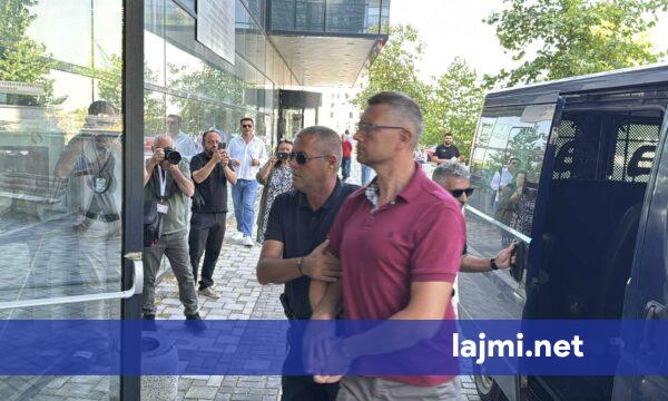 Me duar të lidhura   Igor Popoviq sillet në Gjykatën Themelore
